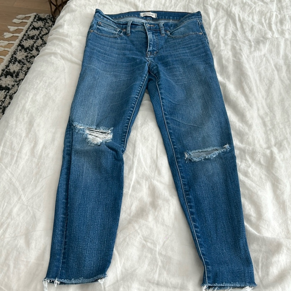 MADEWELL MID WASH SKINNY JEANS WITH RIP IN KNEE IN SIZE 28